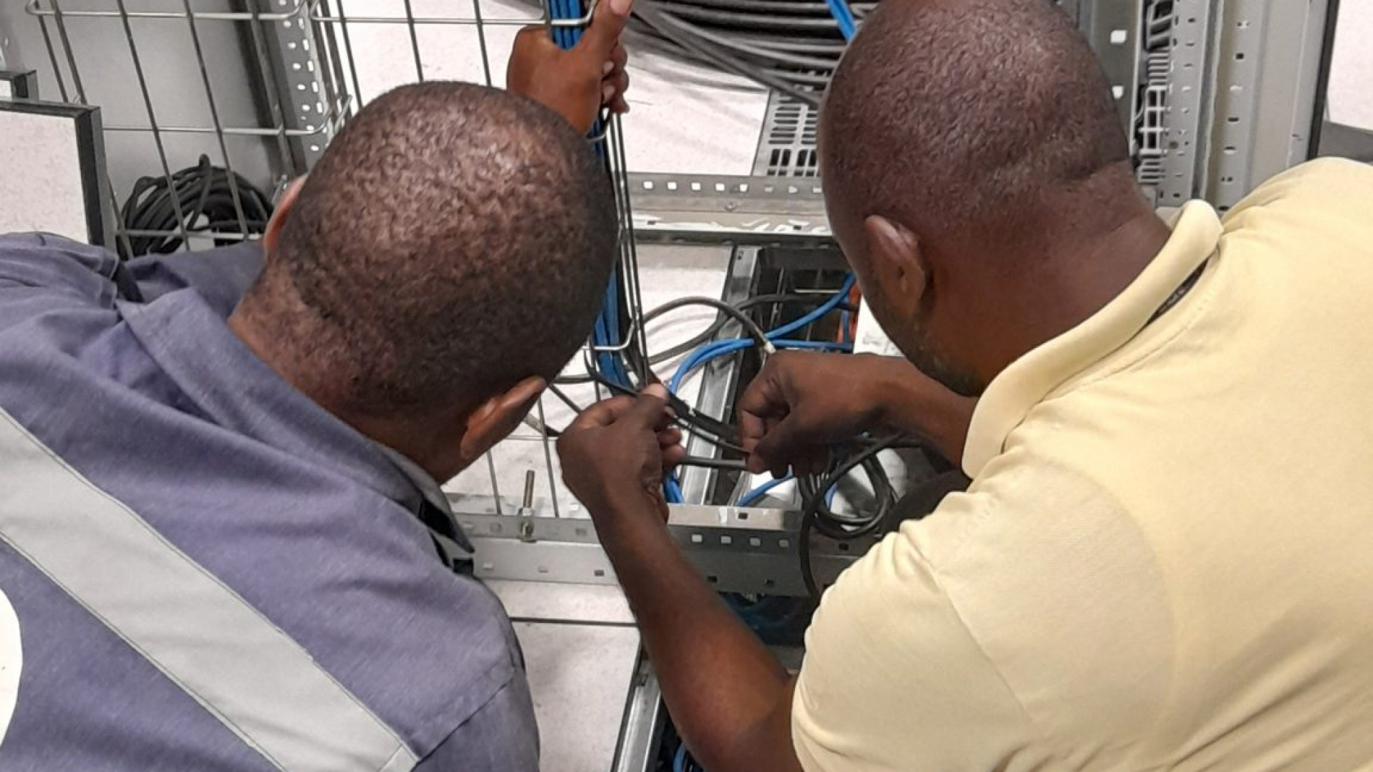 Les techniciens à pied d'oeuvre